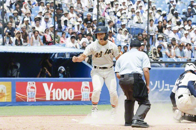 七回表、追加点となるホームを踏み、喜びを爆発させる4番・菅原