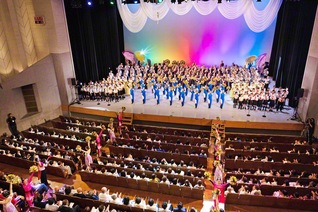 〽信ずる後継（きみ）よ　不二の生命よ――結成70周年を記念する鼓笛隊総会のグランドフィナーレでは、全出演者が師弟の絆を胸に、学会歌「誓いの青年（きみ）よ」を大合唱。会場の参加者も一体となって、報恩の勝利を約し合った（ルネこだいらで）