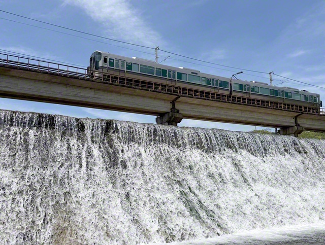 穴伏川の上を駆け抜ける列車（和歌山県紀の川市）＝和歌山・宮本要代通信員