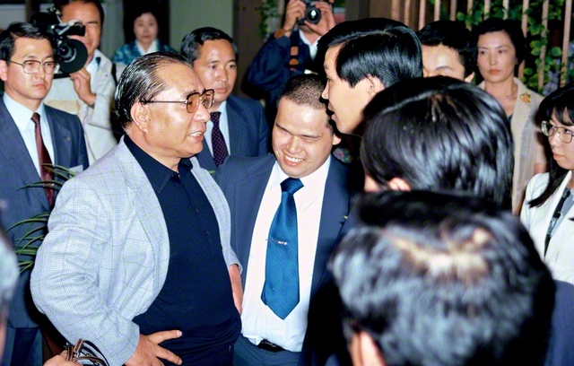 　1982年6月26日、池田先生が全盲の2人の青年を激励した（北海道の戸田記念墓地公園で）。先生はこの日、移転・復元された戸田先生の旧家を訪れ、恩師を偲んだ