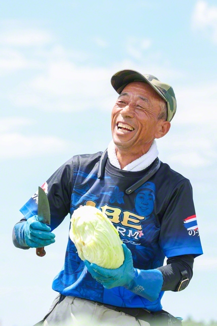 「今年も上出来。感謝、感謝」と阿部さん。夏空の下で収穫の喜びがはじける