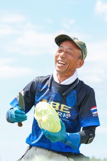「今年も上出来。感謝、感謝」と阿部さん。夏空の下で収穫の喜びがはじける
