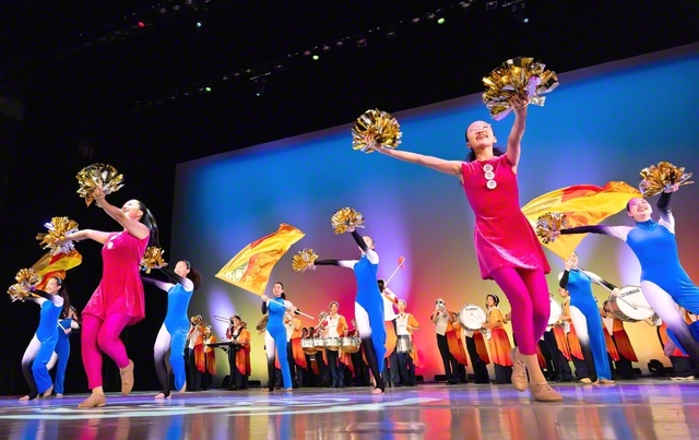 努力の成果を発揮し、はじける笑顔で踊る鼓笛姉妹。小学生から社会人まで幅広い世代が励まし合う