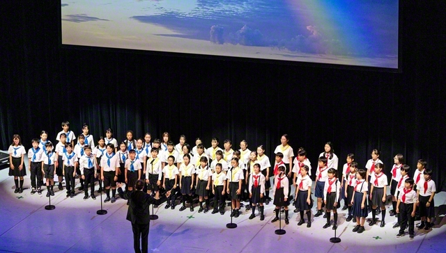 結成60周年を迎えた富士少年希望少女合唱団。鼓笛隊愛唱歌「僕たちの道」などを元気よく歌い上げ、会場に勇気を届けた