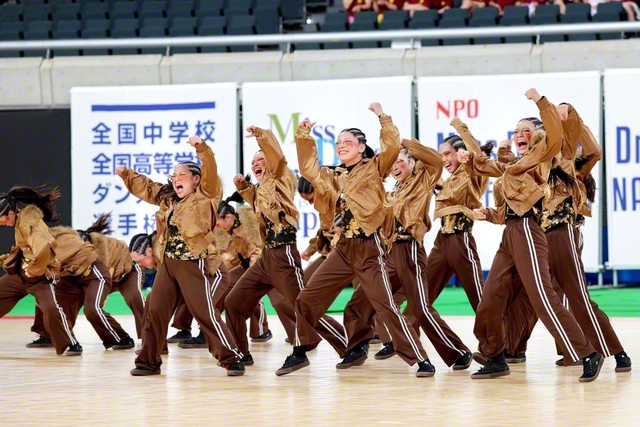ライオンを模したメーク・衣装で踊る東京高の女子ダンス部。メンバー同士で対話を重ね、信頼を深めてきた（25日、同）