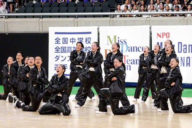 “人間王者”と“巌窟王”を合言葉に練習を積み重ねてきた関西高のダンス部。情熱みなぎる圧巻のパフォーマンスで観衆を魅了した（26日、東京体育館で）
