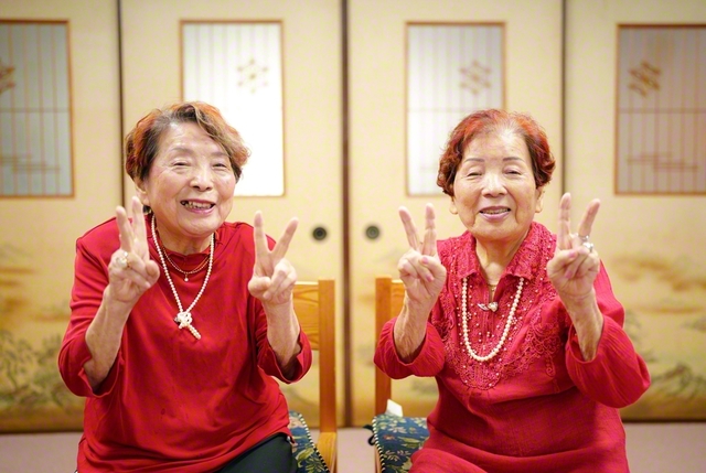 映し鏡のような双子姉妹。姉の小澤さん㊨と、妹の藤山さんは、しぐさや表情、服装までも息がぴったり。「打ち合わせは何もしてませんのよ」