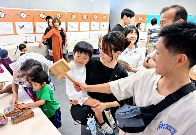 世界各地の珍しい楽器を体験できる「キッズ楽器体験展」。初めて出合う音色に驚きと笑顔がはじけた（25日、八女市民会館・おりなす八女で）