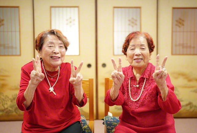 映し鏡のような双子姉妹。姉の小澤さん㊨と、妹の藤山さんは、しぐさや表情、服装までも息がぴったり