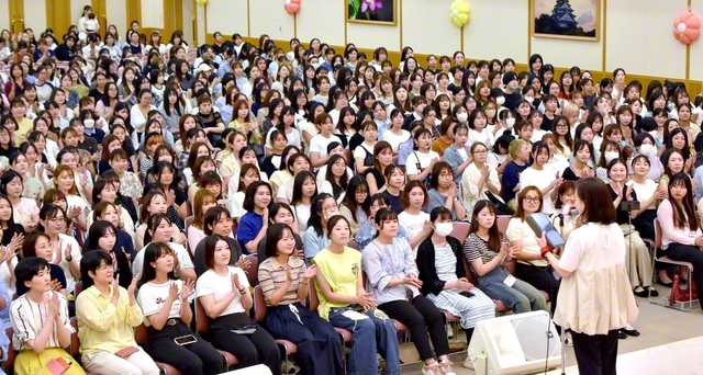 広布を開く決意を新たにした総大阪池田華陽会の大会（関西池田記念会館で）