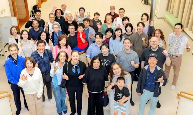 先月、神戸講堂で開かれたKIGの座談会。「センセイ！」のかけ声で笑顔に