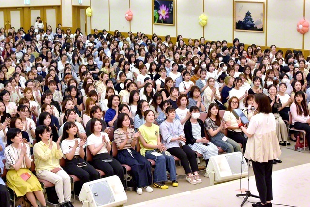 広布を開く決意を新たにした総大阪池田華陽会の大会（関西池田記念会館で）