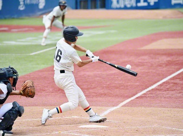 九回裏、相手投手の変化球を捉え、左翼手の頭上を越える執念の二塁打を放つ7番・渡部