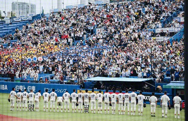 ノーシードから決勝まで、共に戦い抜いてきたスタンドの応援に心を込めて一礼する創価の選手・スタッフたち。堂々の健闘に大きな拍手が送られた（神宮球場で）
