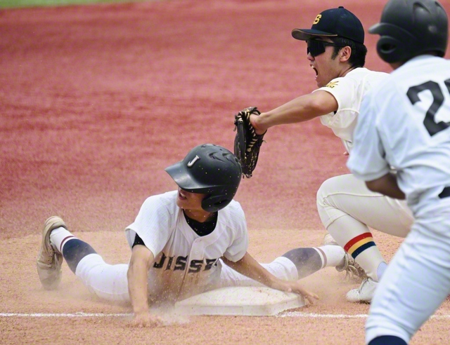 七回表、三塁に向かう一塁走者を右翼手・島田が好返球で刺し、ピンチをしのぐ（三塁手・市橋）