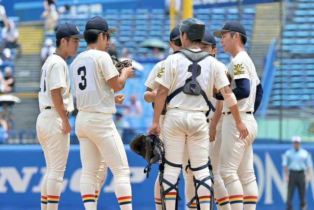 どんな時も、全員野球で乗り越え、成長してきた創価ナイン。ピンチの場面では、すかさず皆で声をかけ合う