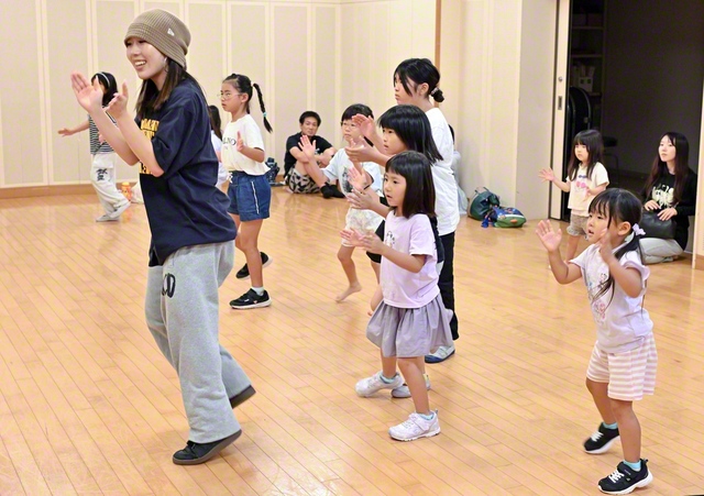 「さあ、一緒に踊ろう！」――ダンスインストラクターのYUNさんによるダンス体験教室（同）