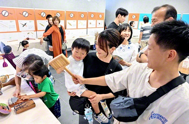 世界各地の珍しい楽器を体験できる「キッズ楽器体験展」。初めて出合う音色に驚きと笑顔がはじけた（25日、八女市民会館・おりなす八女で）