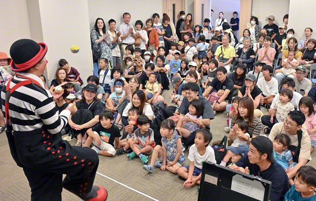 道化師・クラウンシロップさんがコメディーショー。ジャグリングや皿回しを披露し、会場は歓声と拍手に包まれた（同）
