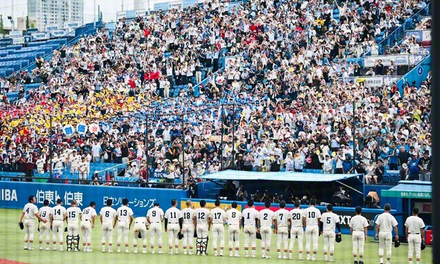 ノーシードから決勝まで、共に戦い抜いてきたスタンドの応援に心を込めて一礼する創価の選手・スタッフたち。堂々の健闘に大きな拍手が送られた（神宮球場で）