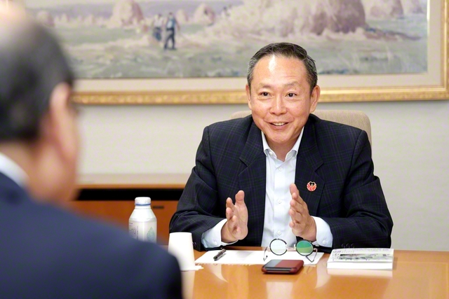 北京大鸞翔宇慈善基金会の沈理事長が創大の秋谷理事長と和やかに（創大中央教育棟で）