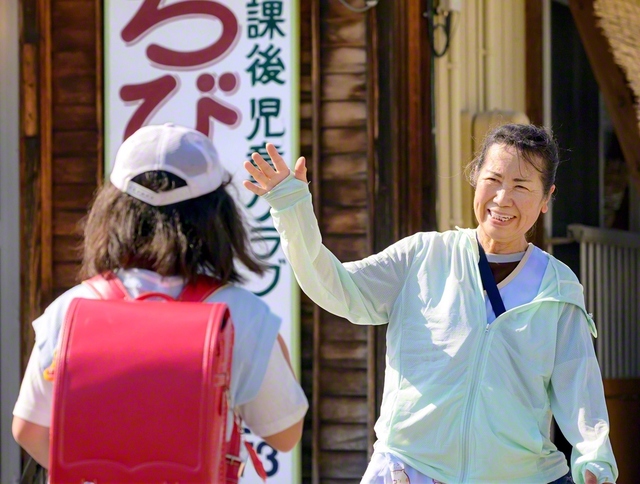子どもたちを笑顔で迎える太田さん㊨。「成長していく子どもたちに囲まれていると、私は、まだまだ変われるって思えるんです」と