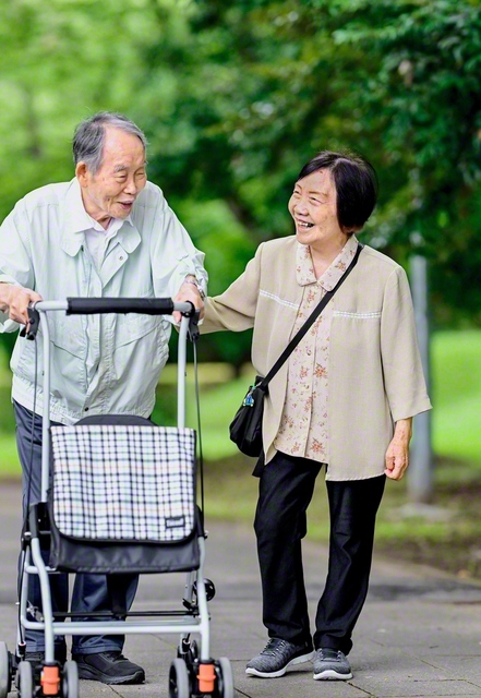 「寝たきりから歩けるようになった、これからが、夫婦の“第二の人生”だよ」と勝木さん㊨。夫・軍吾さんと朗らかな笑顔で、師への誓いの道を歩み抜く