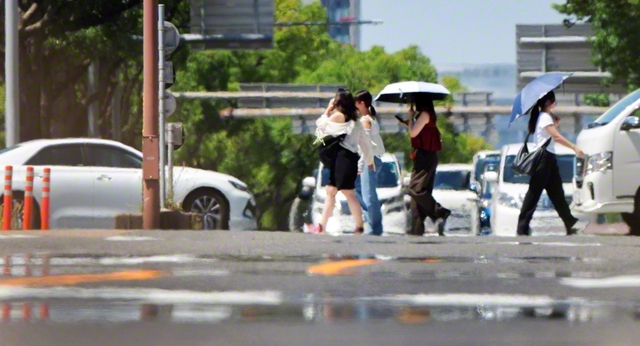 最高気温が40度以上となる「酷暑日」が統計史上初めて5日連続で観測されるなど、列島各地で厳しい暑さが続く（25日、名古屋市内で＝時事）