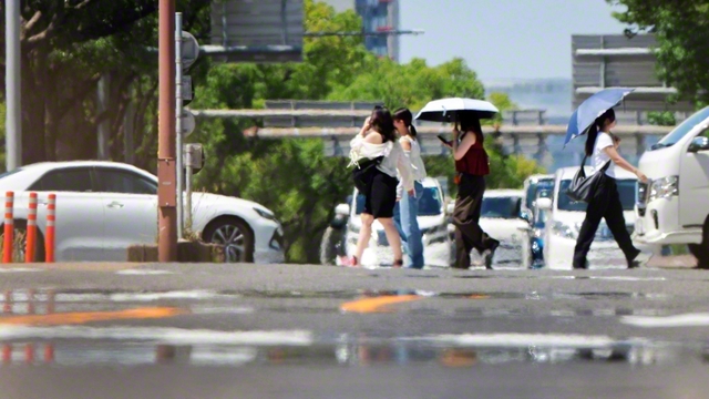 最高気温が40度以上となる「酷暑日」が統計史上初めて5日連続で観測されるなど、列島各地で厳しい暑さが続く（25日、名古屋市内で＝時事）