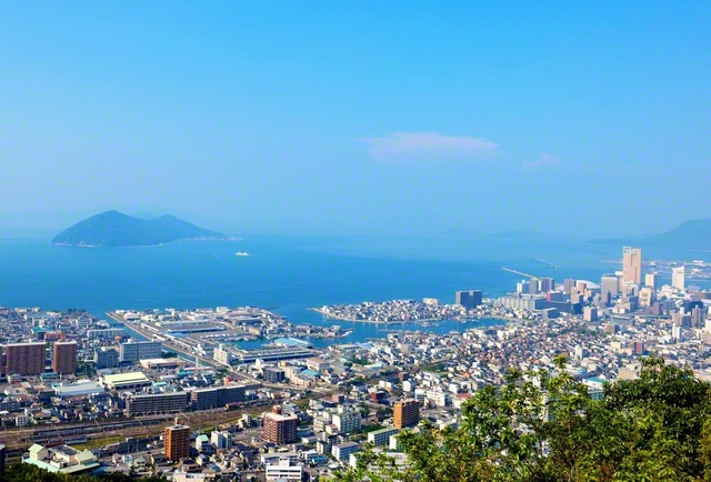 峰山公園から香川県高松市を一望。瀬戸内海に浮かぶ女木島が見える