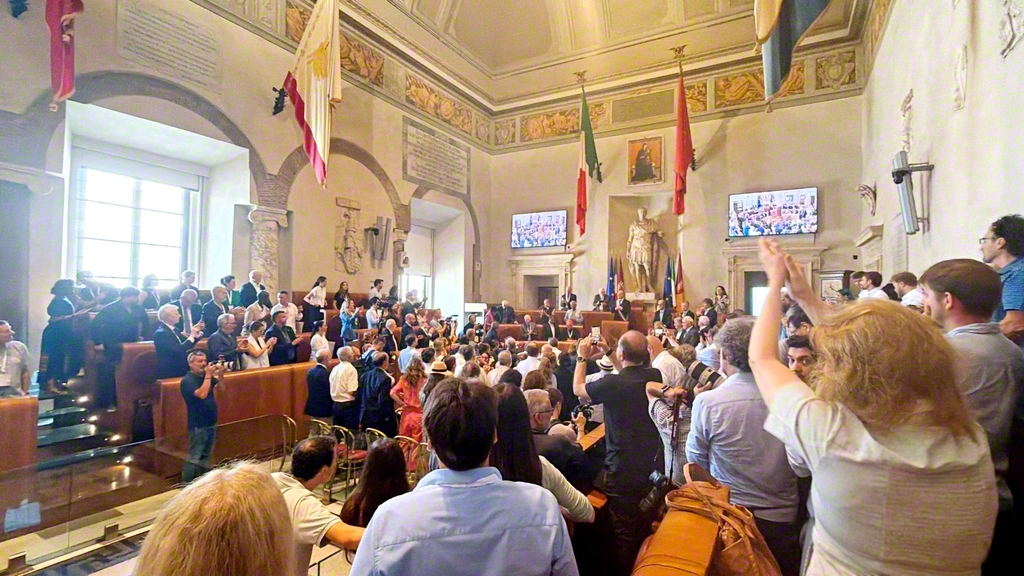 「AIと核戦争に関するノーベル賞受賞者国際会議」の閉幕式。「ローマ宣言」が採択されると会場は拍手喝采に包まれた。同会議にはイタリア国営放送や多くの海外メディアが取材に訪れ、大きな注目を集めた（16日、ローマ市庁舎で）