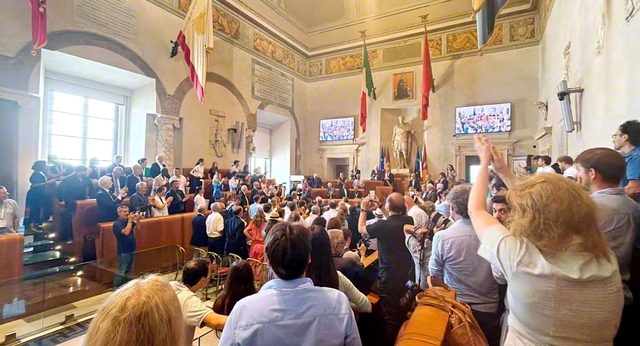 「AIと核戦争に関するノーベル賞受賞者国際会議」の閉幕式。「ローマ宣言」が採択されると会場は拍手喝采に包まれた。同会議にはイタリア国営放送や多くの海外メディアが取材に訪れ、大きな注目を集めた（16日、ローマ市庁舎で）