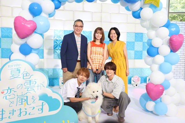 左上から時計回りに井上肇、田辺、羽田美智子、浮所、武宮家の愛犬ロック、深田