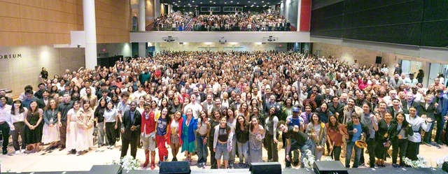 アメリカ・ニューヨークの集い。青年部を中心に約1300人のメンバーが参加し、師弟不二の大前進を約し合った（コロンビア大学アルフレッド・ラーナー・ホールで）