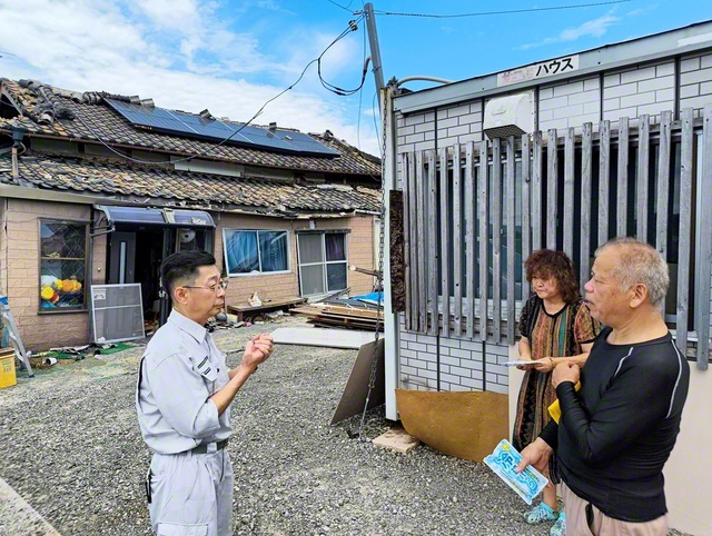中山熊本総県長㊧は野方さん夫妻を訪ねた。インフラが止まっている状況を聞き、全力で励ました（氷川町で）