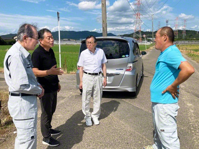 平井九州長（右から2人目）らが竹馬さん（右端）に励ましを。自宅の壁が大きく破損して暮らせない状況に耳を傾けた（宇城市で）