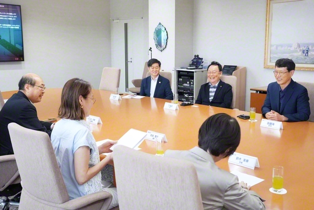 韓国・慶熙大学フマニタスカレッジの丁学長（奥の右から2人目）、金副学長（同右端）らと創価大学の秋谷理事長、鈴木学長が懇談（創大で）