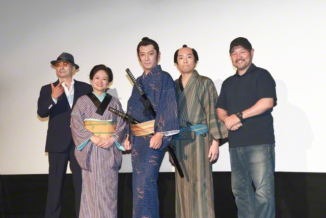 左からCRAZY　KEN　BANDの横山剣、沙倉ゆうの、田村ツトム、井之上チャル、安田淳一監督