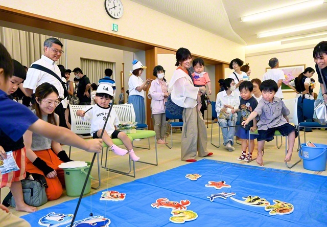 宮崎平和会館での「ビクトリー・SUMMERピースフェス」。未来部に大好評だったフィッシングコーナーや射的、宝探しのほか、健康チェックや防災の展示など、幅広い世代が楽しんだ（今月19日）