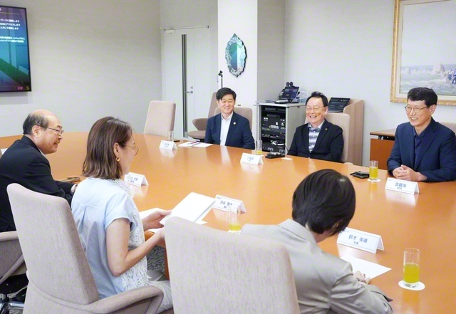 韓国・慶熙大学フマニタスカレッジの丁学長（奥の右から2人目）、金副学長（同右端）らと創価大学の秋谷理事長、鈴木学長が懇談（創大で）