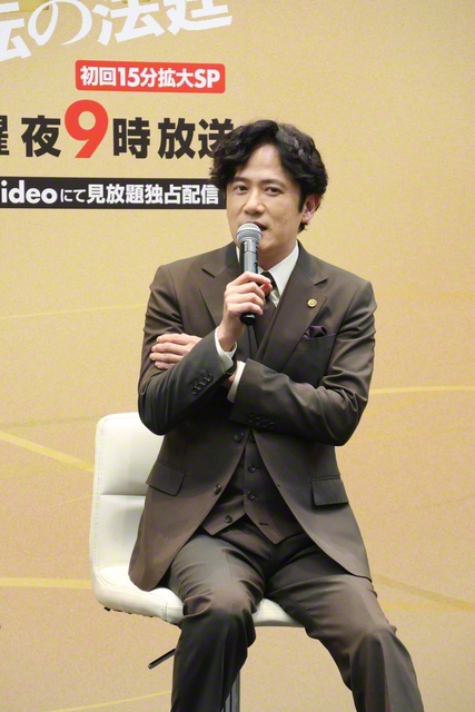 偏屈な先輩弁護士の星秀幸に扮する稲垣吾郎