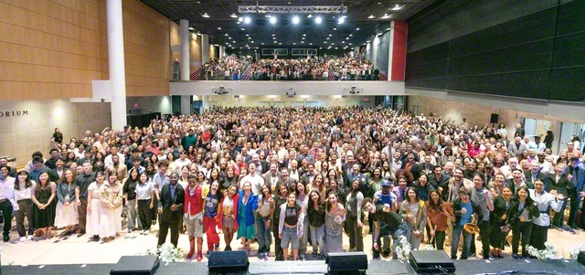 ニューヨークの集い。青年部を中心に約1300人のメンバーが参加し、師弟不二の大前進を約し合った（コロンビア大学アルフレッド・ラーナー・ホールで）