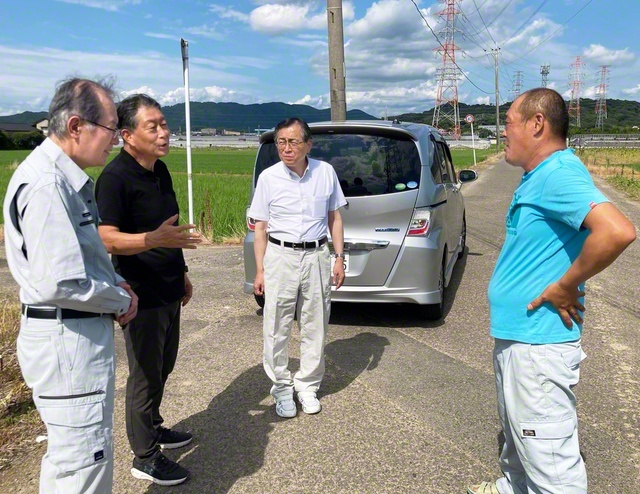 平井九州長（右から2人目）らが竹馬さん（右端）に励ましを。自宅の壁が大きく破損して暮らせない状況に耳を傾けた（宇城市で）