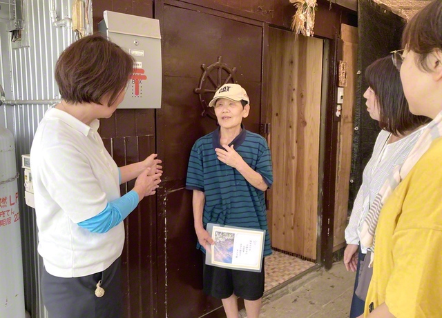 中山総県女性部長（左端）が末廣さん（左から2人目）に温かな声をかける（八代市で）