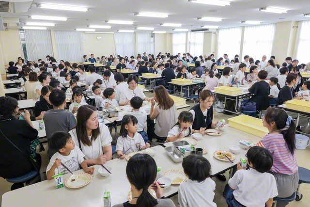 保護者からは喜びの声が次々と――「子どもは毎日、家で給食の話をしてくれます」「食べられる品目が増え、食への興味も世界も広がりました」「家でも意識して野菜料理を作るようになりましたね」「うちの子は、半分、給食が楽しみで学校に行っている感じかも（笑）」「給食さまさまでーす」