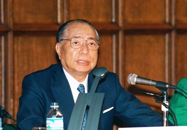 米コロンビア大学ティーチャーズ・カレッジで講演する池田先生（1996年6月13日）。本年6月、講演30周年を記念する式典が同カレッジで行われた。式典の席上、フィーゼル学長は、SUAから平和を実現する世界市民を輩出しゆく誓いを述べた