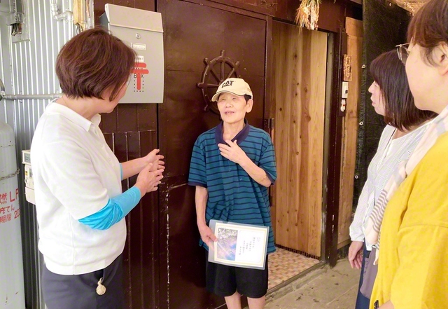 中山総県女性部長（左端）が末廣さん（左から2人目）に温かな声をかける（八代市で）