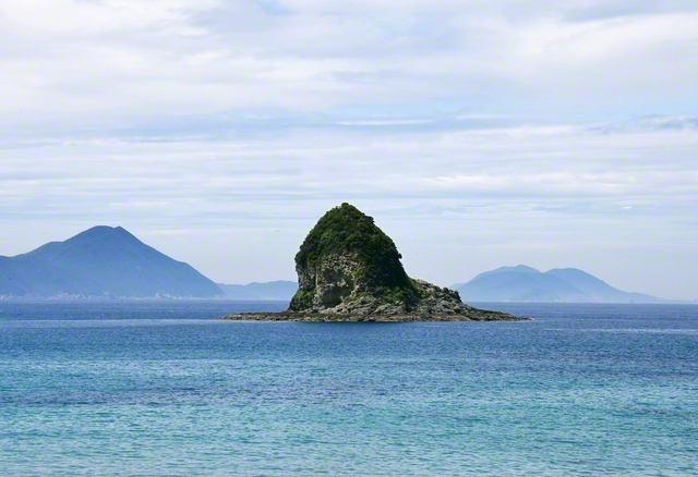中通島のビーチ・ハマンナ。砂浜から見える源五郎島は「ライオン島」と地元で呼ばれている（長崎県新上五島町）