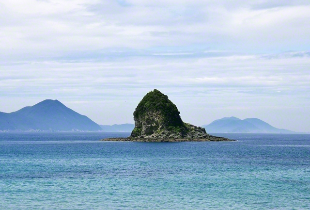 中通島のビーチ・ハマンナ。砂浜から見える源五郎島は「ライオン島」と地元で呼ばれている（長崎県新上五島町）