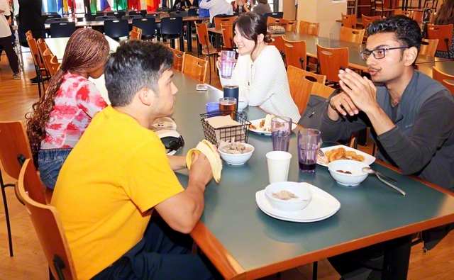 食堂では多彩なメニューを提供しており、サラダバーやドリンクバーも用意されている